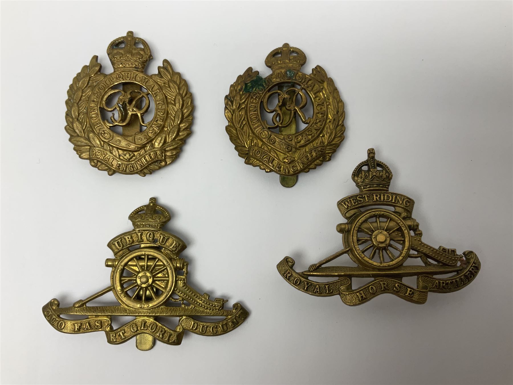 Twelve cap badges including Royal Artillery Militaria 94433