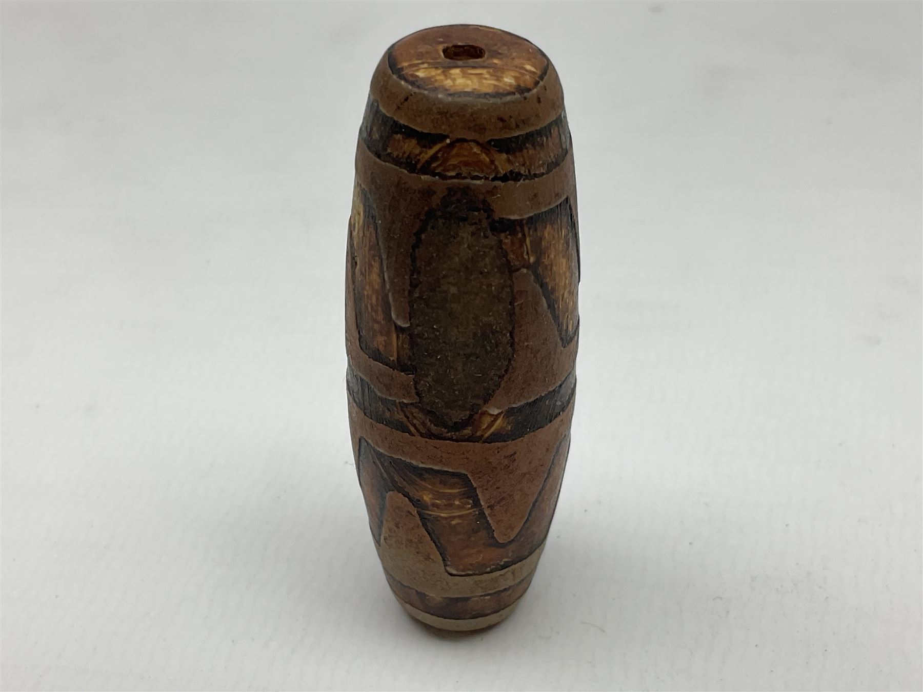Tibetan dzi bead, decorated with a double tiger tooth pattern, L5cm