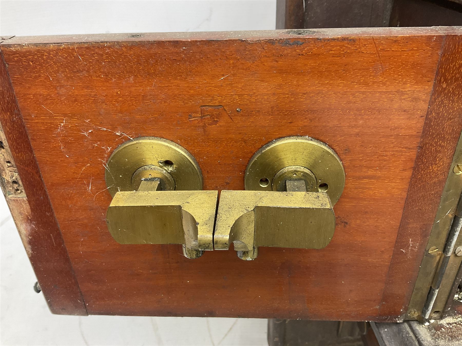 Railway  repeater signal box, with signals for train on line and arrival, H97cm