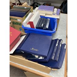 Large collection of commemorative plates, comprising examples from Spode, Wedgewood and Coalport, in five boxes