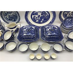 Late 18th/early 19th century Chinese export dinner plate, together with
Royal Venton Ware in Willow pattern, part dinner service, including two covered tureens, jug, six dinner plates, two serving platters, three serving platters, six dinner plates, seven side plates and seven dessert plates etc