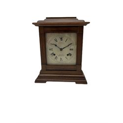 An American Mantle clock in a mahogany c