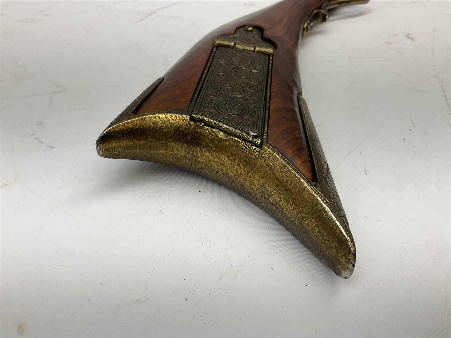 Reproduction non-firing Kentucky style flintlock musket musket, the 87.5cm hexagonal barrel with ramrod under, brass and brassed furniture and patch box to walnut stock L131cm overall