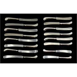 Set of eight silver Pistol handled dinner knives, with stainless steel blades, eight matching smaller knives all by Warriss & Co, Sheffield 2003-4, two with different makers marks  and two matching small knives hallmarked (16)