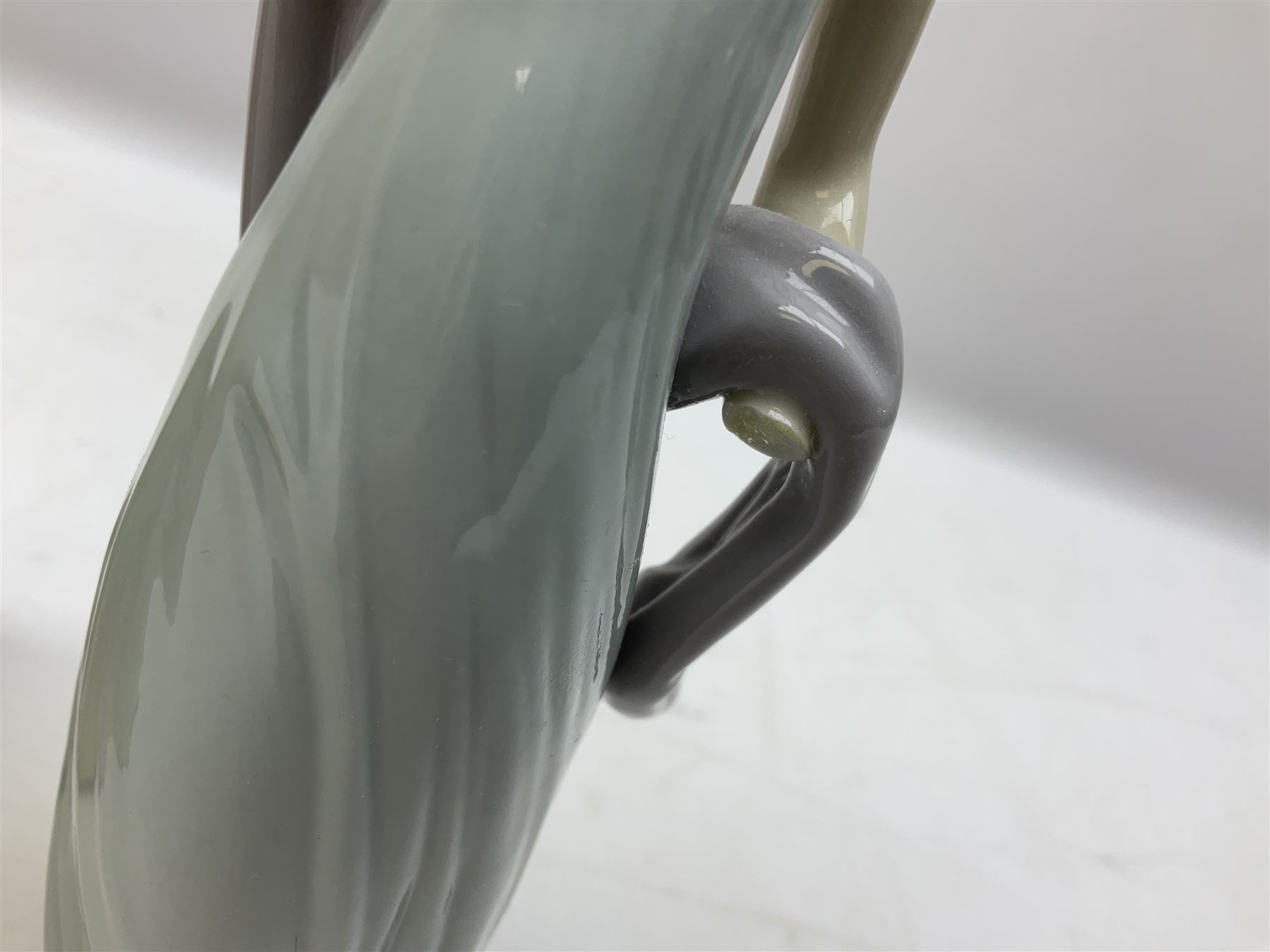 Lladro figure Ingenuine Woman no. 5487 (a/f), Nao figure, Goebel bird figure CV86 1967, Goebel Chaffinch 38023-06, Arden Scultpures robin figure group etc