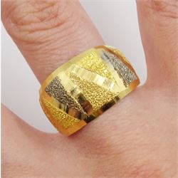 21ct gold textured ring, stamped