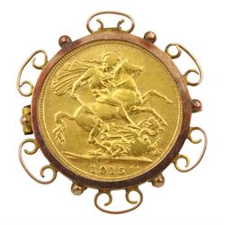 King George V 1915 gold full sovereign coin, loose mounted in 9ct brooch 