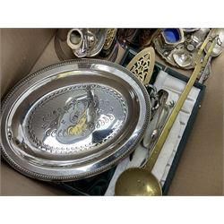 Walker & Hall silver-plate entrée dish, L27cm, together with other silver plated and other metalware to include Oneida coffee pot, sauce boats, cutlery, sugar tongs, napkin rings etc