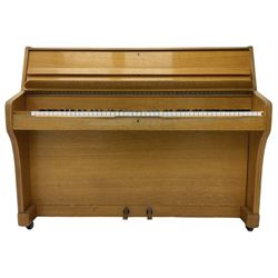 Kemble - English 20th century compact upright piano in light oak case, with an overstrung cast iron frame, underdamper action, original stringing and hammers, with sostenuto and sustain pedals. 88 note compass (7 octaves). 