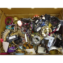  Quantity of costume jewellery, trinkets and fancy goods, mostly new with tags in one box  