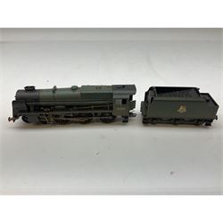 Hornby '00' gauge - Britannia Class 7MT 4-6-2 locomotive 'William Wordsworth' no. 70030, Patriot Class 7P 4-6-0 locomotive 'Bunsen' no. 45512 and Class A3 4-6-2 locomotive 'The White Knight' no. 60077, all DCC ready (3)