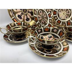 20th century Royal Crown Derby Imari 1128 pattern tea wares, comprising six teacups, five saucers, five side plates, a pair of serving plates, and one other with wavy rim, each with printed marks beneath including various year cyphers, side plates D16cm serving plates each approximately D22cm