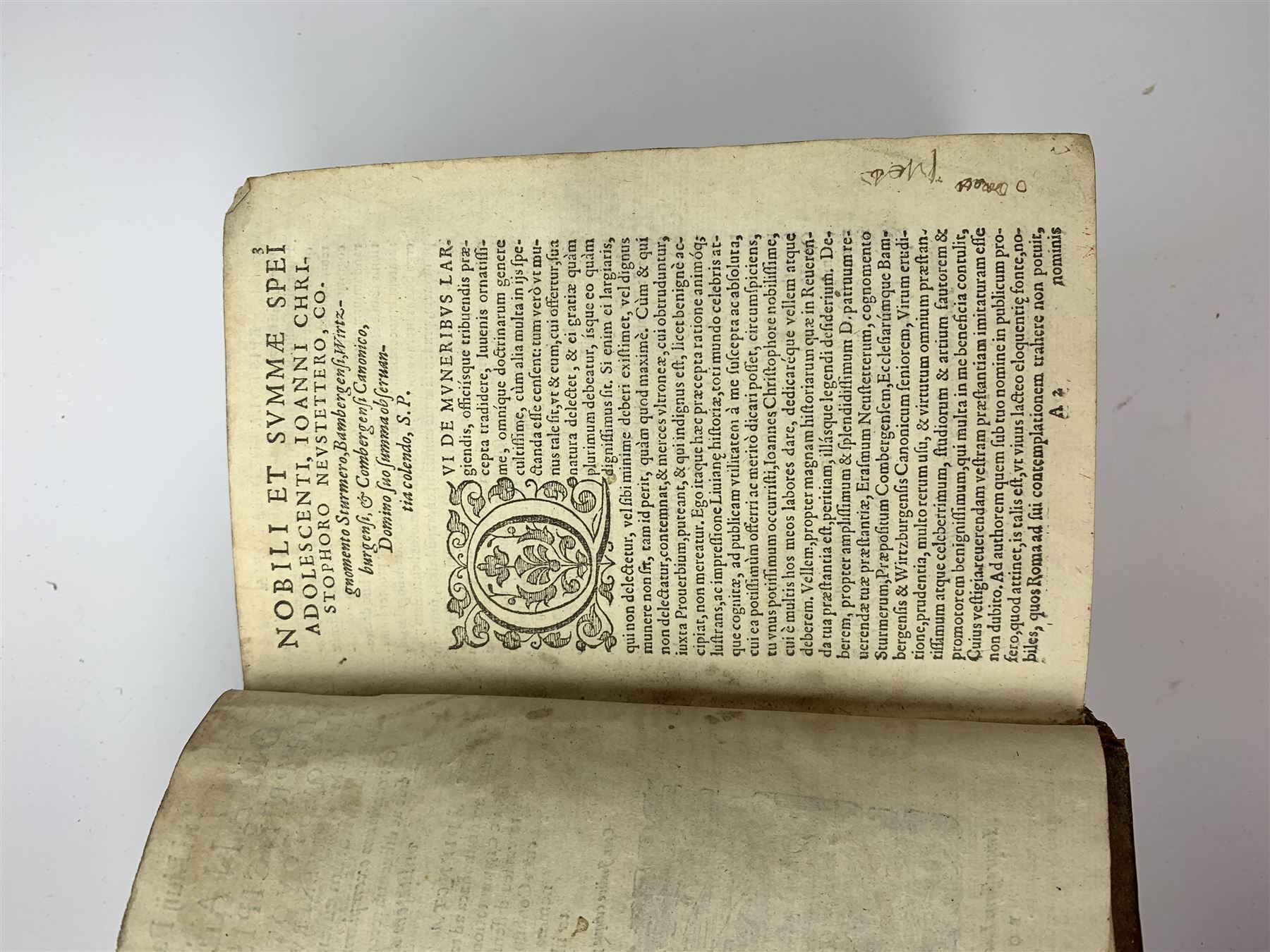 Titi Livii Patavini Romanae Historiae Principis, Libri Omnes, Quotquot Ad Nostram .... 1589. London Edmundum Bollifantum. Six parts in one. Latin. Engraved title page. Full calf binding with ribbed spine.