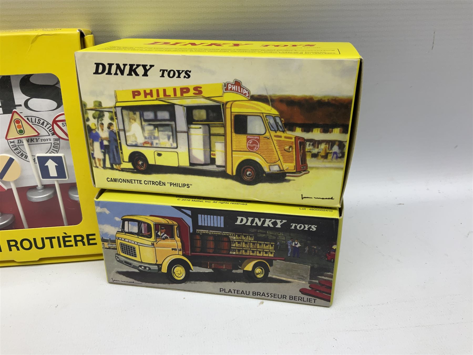 Ten Atlas Dinky die-cast models and accessories including, Bedford TK Tipper no. 435, Austin Wagon no. 412, two Miniatures, 25 O Camion Laiter, 'Panneaux De Signalisation Routiere' and others (10)