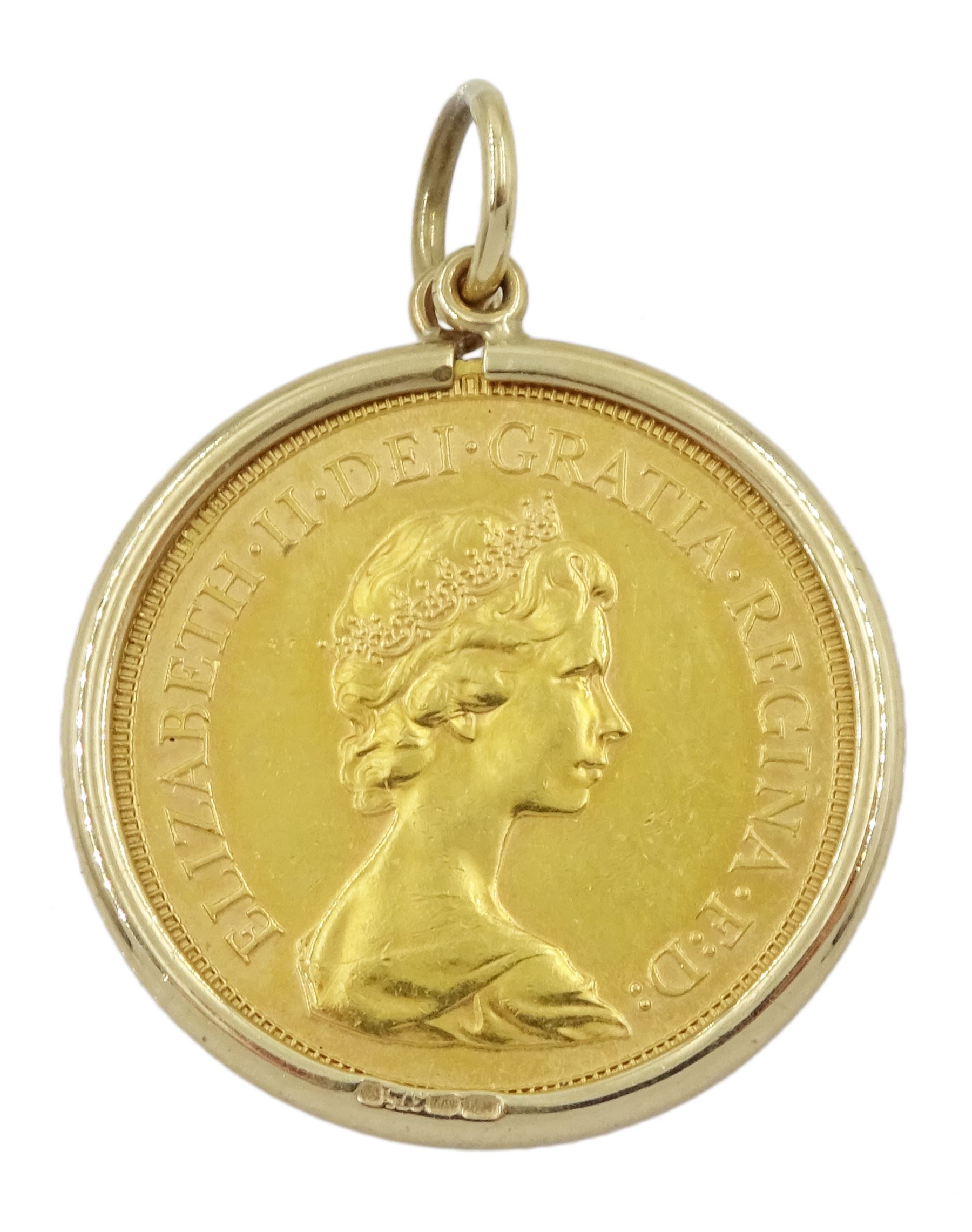 Queen Elizabeth II 1974 gold full sovereign coin, loose mounted in 9ct gold pendant, stamped 375