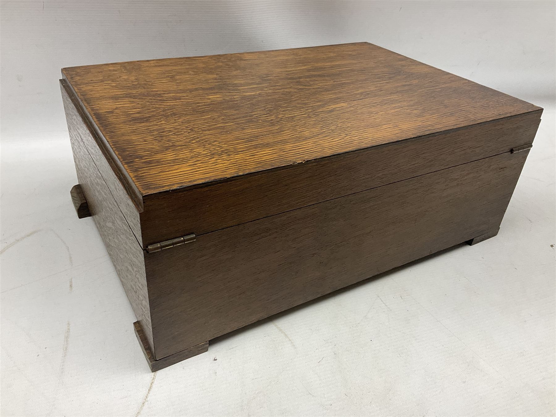 Twelve place setting canteen of cutlery by Lee & Wigfull Ltd, cased in an oak  chest, with key, meat carvers are missing, H18cm, L44cm 