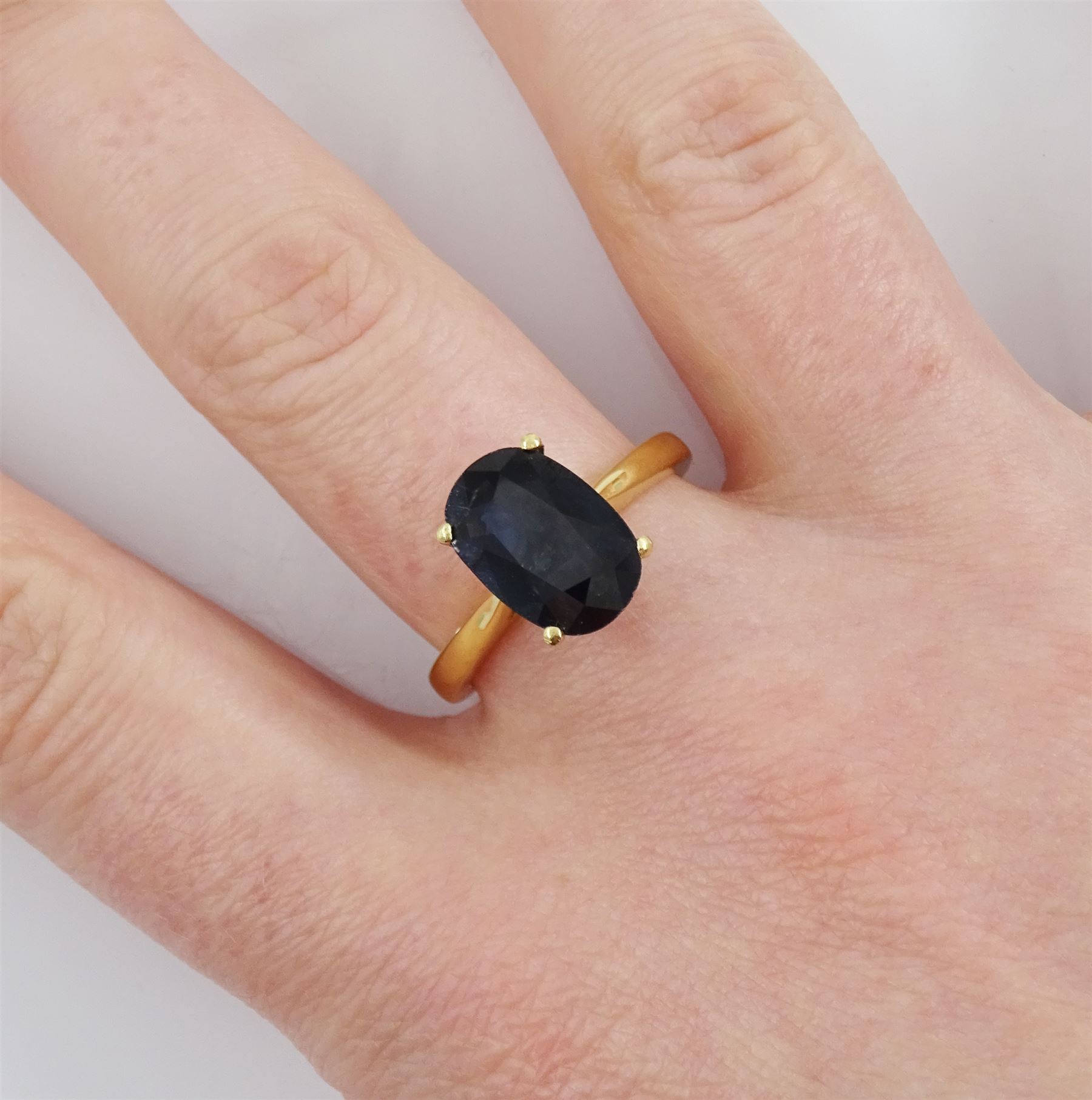18ct gold single stone oval cut Australian sapphire ring, hallmarked, sapphire approx 2.30 carat