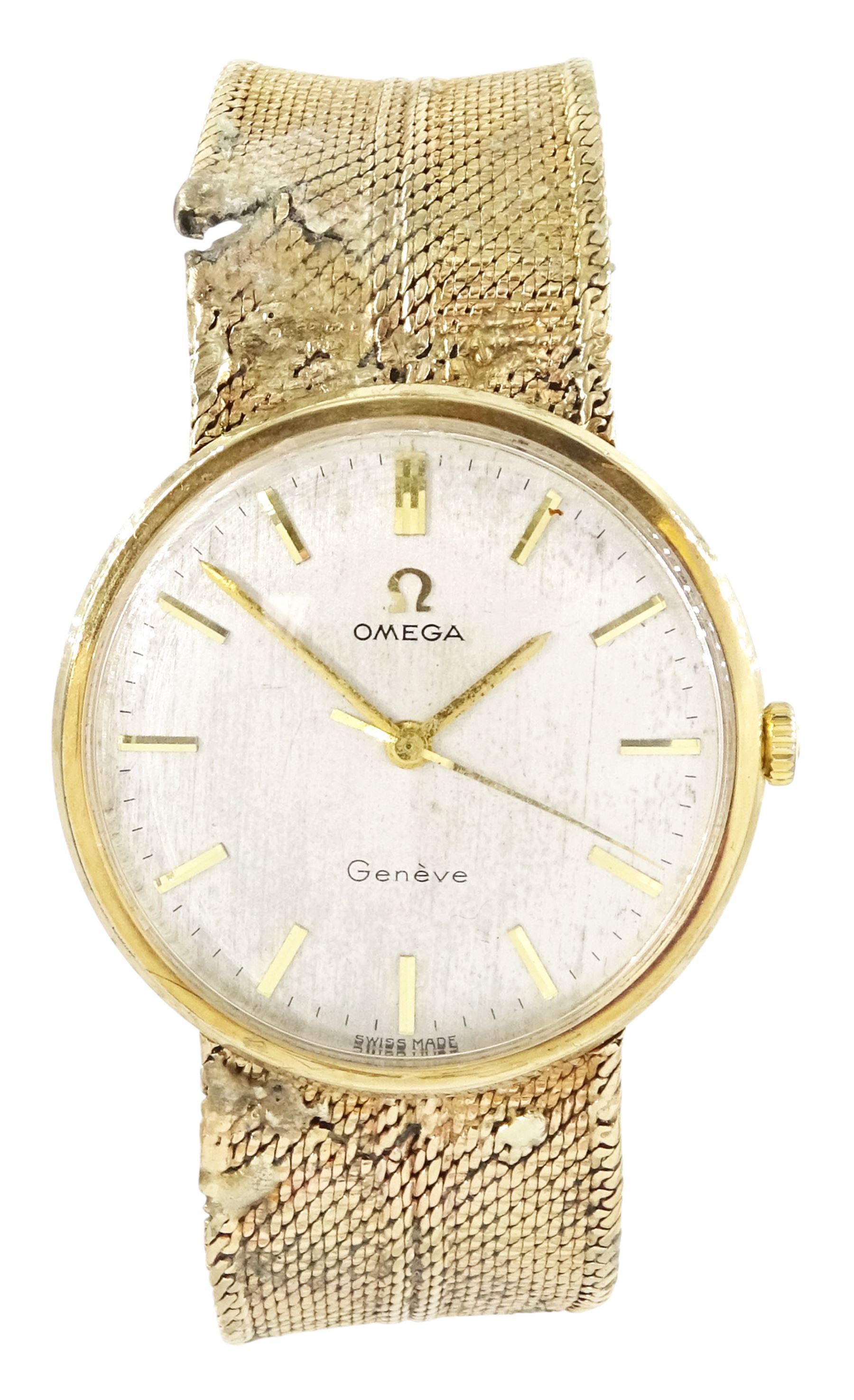 Omega gentleman's 9ct gold manual wind wristwatch, Cal. 601, silvered dial with baton hour markers, London 1969, on integral 9ct gold strap, hallmarked