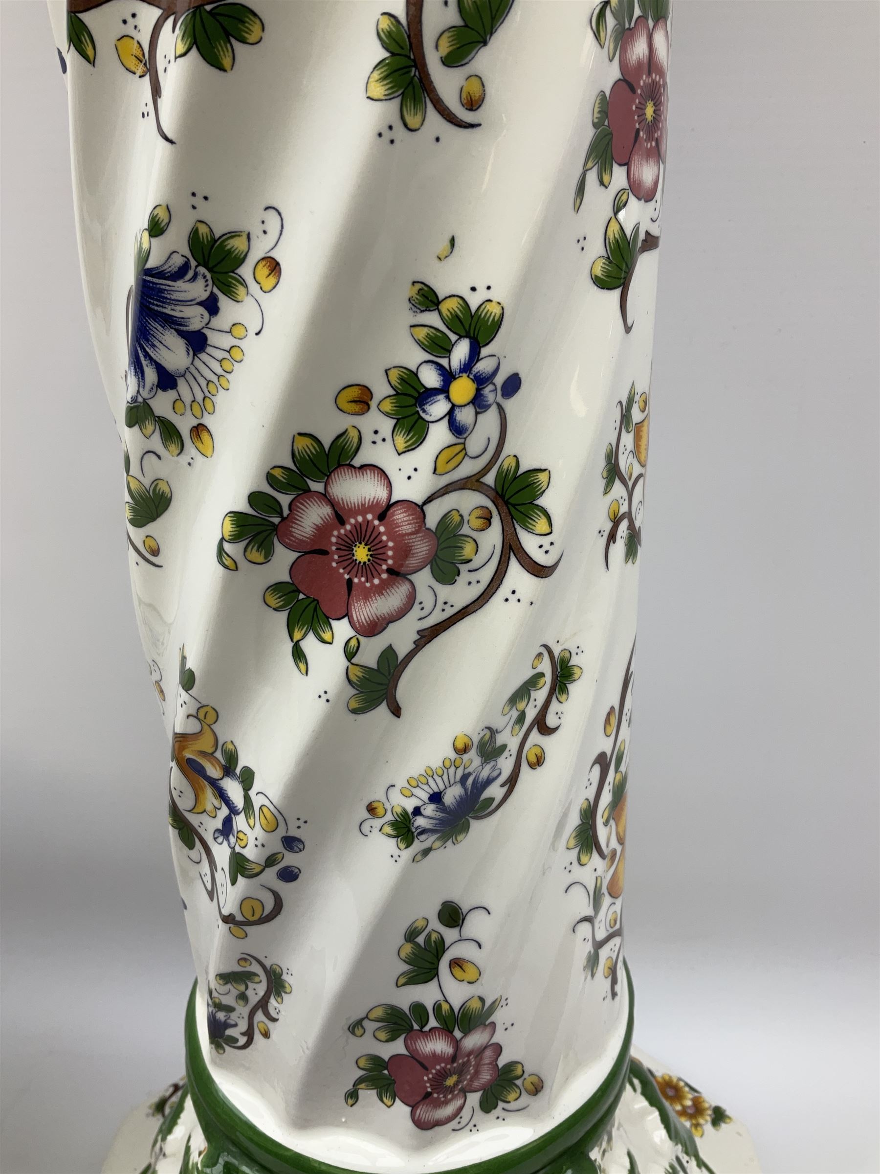 Capodimonte planter on stand with floral decoration, plater H26.5cm D25cm, stand 69cm. 