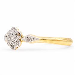Early 20th century gold diamond daisy flower head cluster ring, set with seven diamond chips and diamond shoulders, stamped 18ct Plat