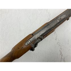 20th century Indian percussion musket, the 81cm octagonal barrel with under rib and ramrod, brass fittings including front and rear swivels, oak half stock with cheek piece and chequered pistol grip stamped 1589 L124.5cm overall