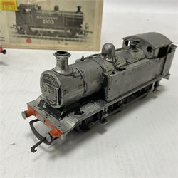 ‘00’ gauge - two kit built steam locomotives comprising unpainted Class E2 LBS/SR/BR 0-6-0T; Class P SR/BR 0-6-0 no.31556 finished in BR black; both with Wills Finecast boxes (2) 