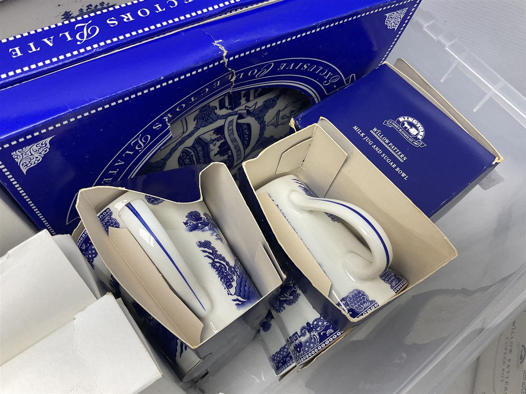 Large quantity of Ringtons blue and white Willow pattern ceramics, to include exclusive collectors examples, dinner plates, teapots, breakfast set, etc, predominantly boxed, four Capodimonte figures comprising example modelled as a girl reading with a puppy, boy giving a bone to a dog, boy reading on cushion and tramp boy sat cross legged with umbrella, together with three The Leonardo Collection figures comprising Midsummer Melody, Alfresco and Butterfly Catchers