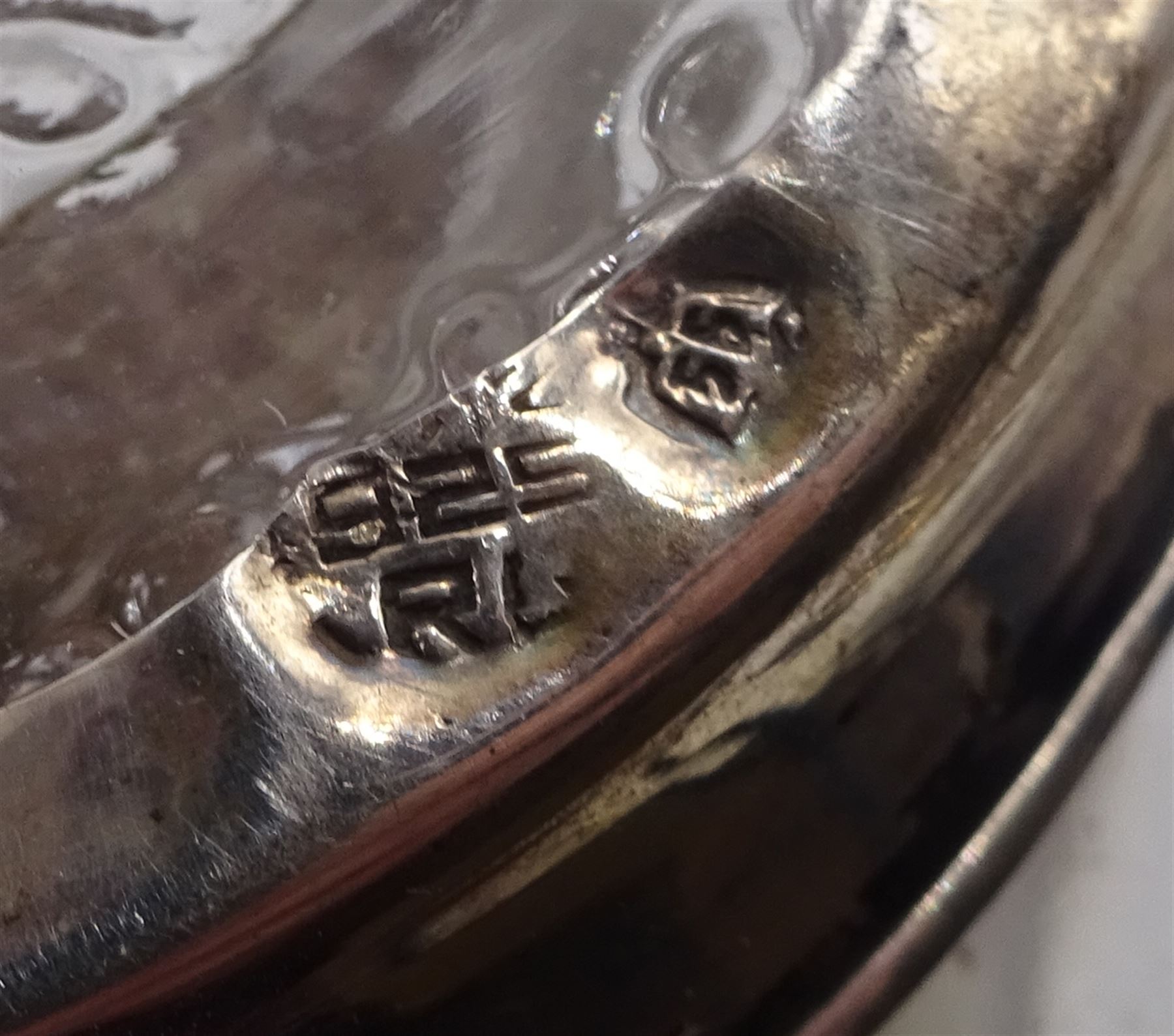 20th century Mexican silver overlaid Dimple whisky decanter/jug with stopper, the glass body overlaid with pierced floral silver decoration, with silver C handle and silver stopper, stamped 925 to base, H23.5cm