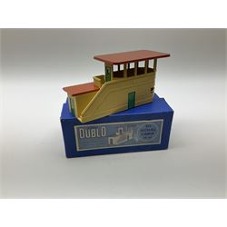 Hornby Dublo - D1 Level Crossing; D1 Signal Cabin with orange roof; D1 Footbridge; and 5010 Footbridge; all boxed (4)