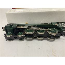 Hornby ‘00’ gauge - Class N15 4-6-0 ‘Sir Dinadan’ locomotive no.795 in SR green; Coronation Class 7P 4-6-2 ‘Duchess of Sutherland’ locomotive no.6233 in LMS maroon; Class 7P 4-6-2 ‘The Princess Royal’ locomotive no.6200 in LMS maroon; Class A4 4-6-2 ‘Mallard’ locomotive no.60022 in BR green; in original boxes (4) 