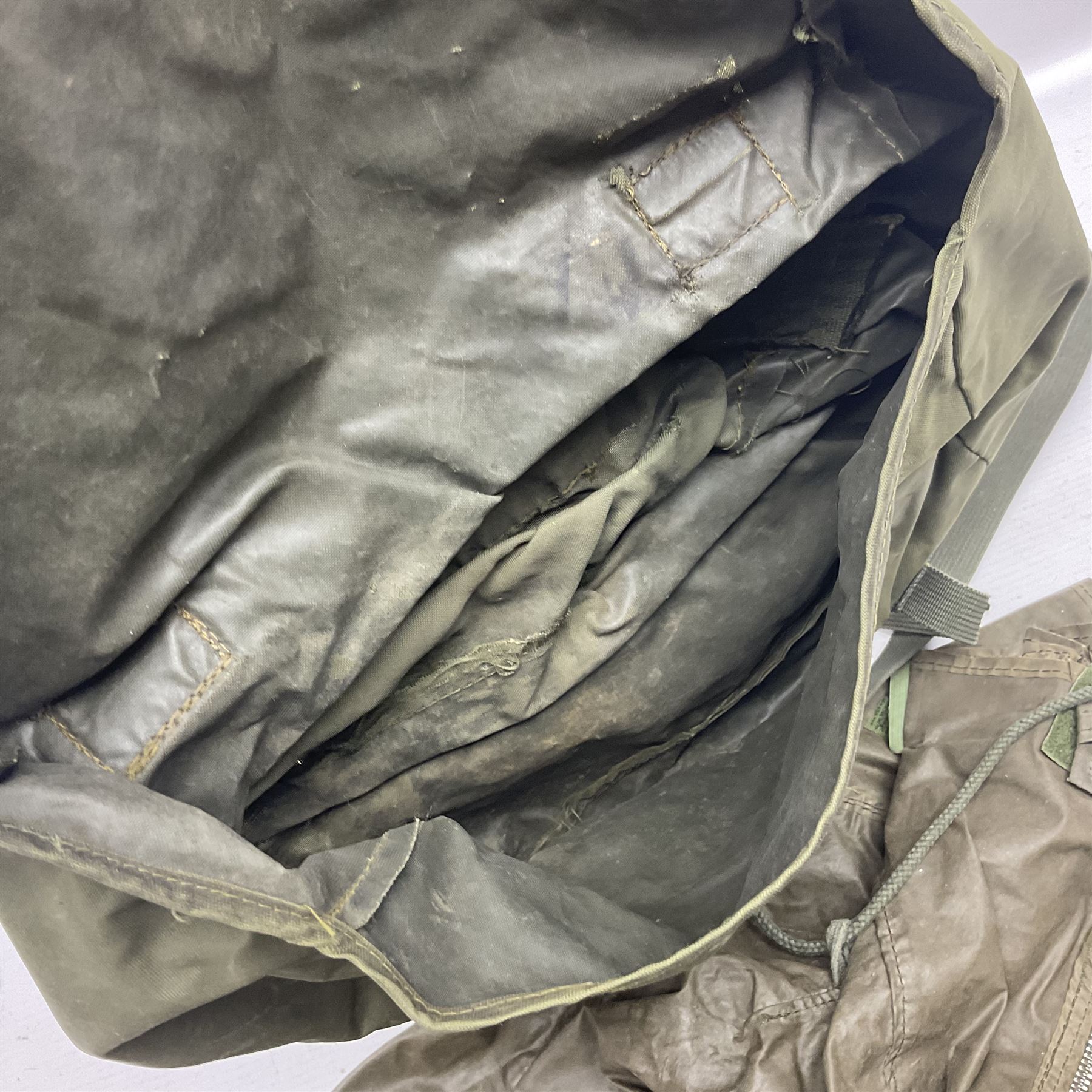 Falklands War - Argentine Special Forces beret with metal badge reputedly taken at Goose Green May 28th 1982 by Cpl. Hudson attached to 2 Para; together with an Argentine Gas Hood (2)