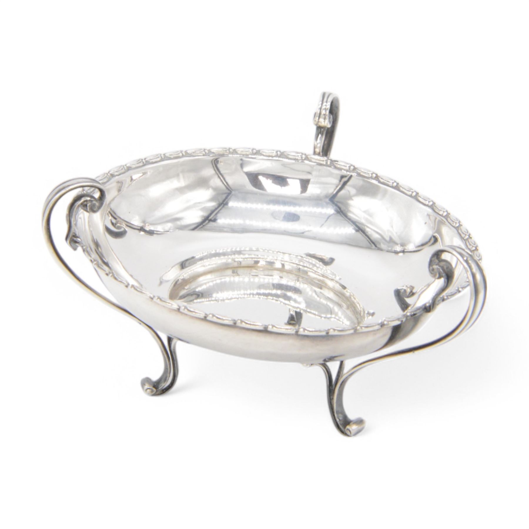 Art Nouveau silver footed bowl, of circular form with three naturalistically curved handles and upon three scroll feet, hallmarked Elikington & Co, Birmingham 1907, H8cm, D13.5cm