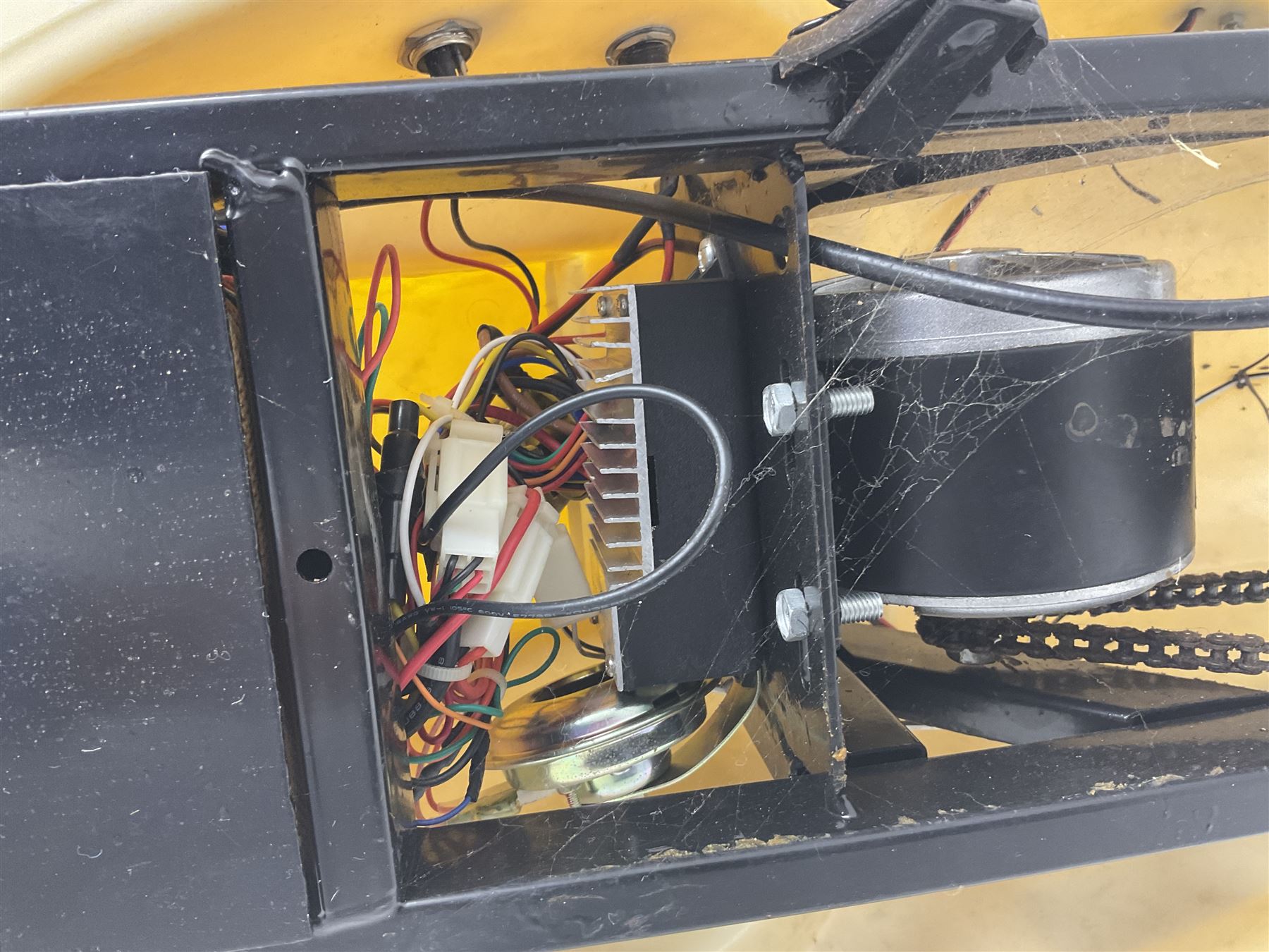 E-Scooter yellow electric 2-wheel scooter with seat and charger L106cm