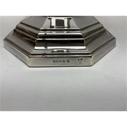 20th century Hawksworth, Eyre & Co silver plated oil lamp, the octagonal stepped base with engraved dedication, leading to an octagonal column supporting a faceted clear glass reservoir, Hinks Duplex burner, clear glass chimney, and cranberry glass shade, overall H71.5cm