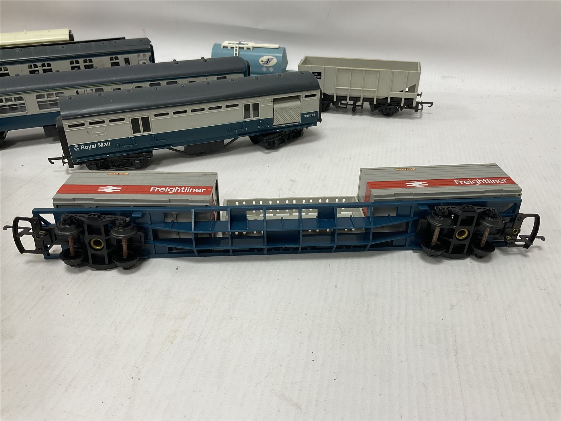 Hornby/Tri-Ang ‘00’ gauge - eight various coaches and eighteen goods wagons; all unboxed (26)