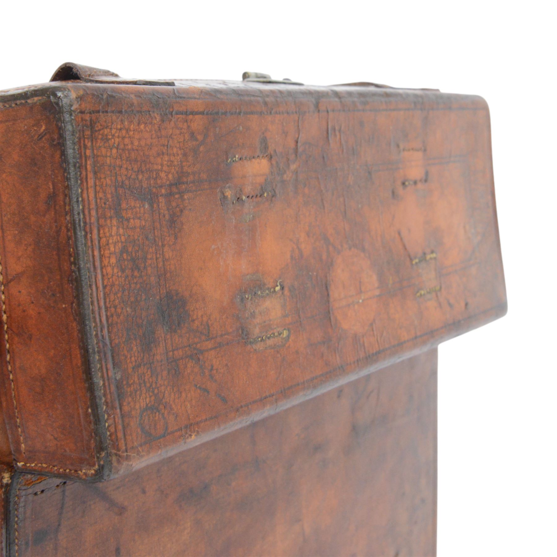 Cartridge magazine carrying case in leather, with five partitions with adjustable belts, the lid lined in green felt, with key, H23cm, L32cm, D13cm