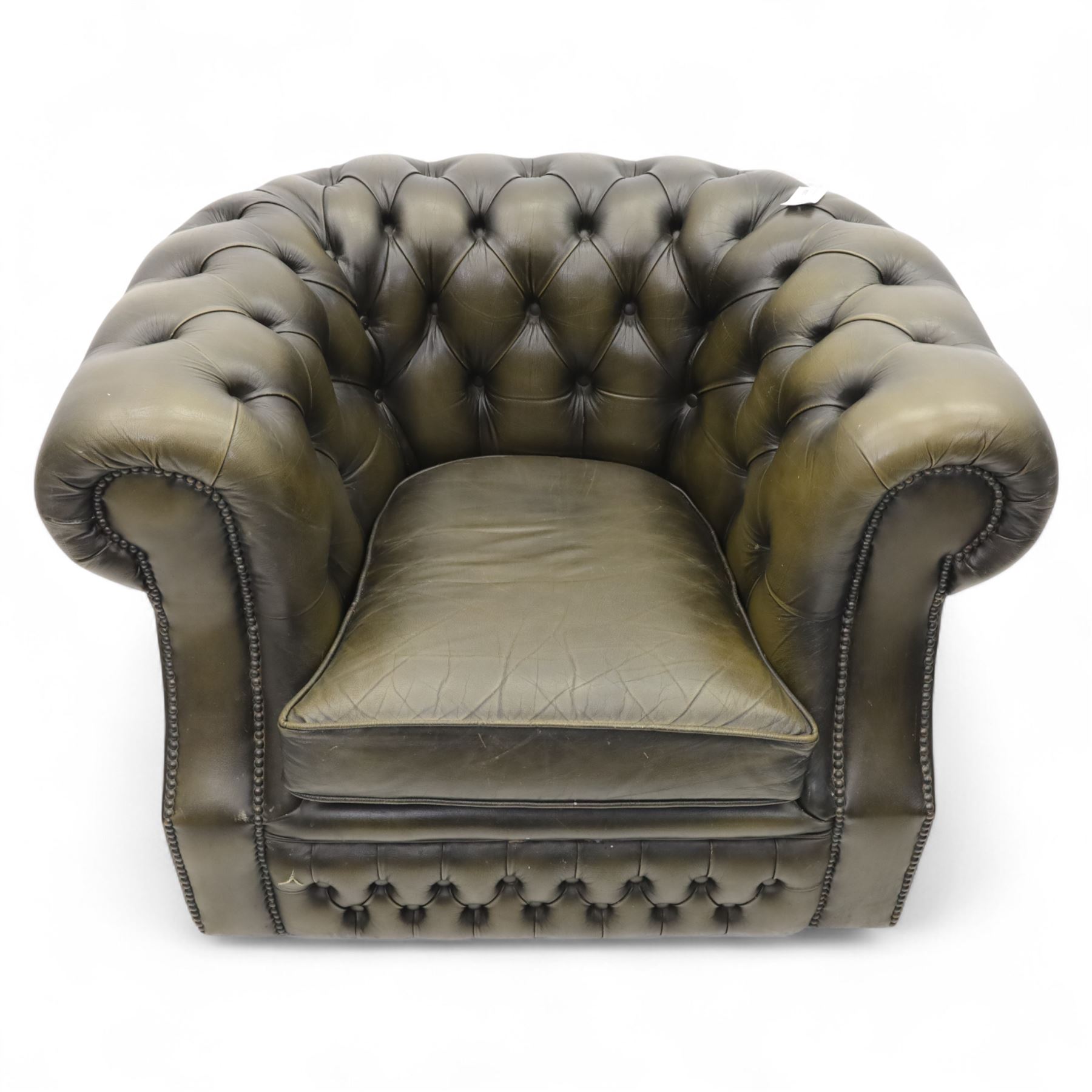 Chesterfield club armchair upholstered in green buttoned leather, with a leather buttoned matching stool 66x39x35cm, (2)