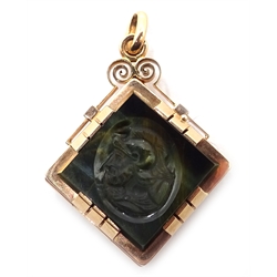  14ct rose gold diamond shaped locket faced with hematite centurion intaglio and black onyx back, double picture interior, stamped 585 diameter 2.8cm  