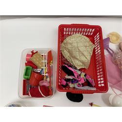 Sindy - ten 1980s 033055X dressed fashion dolls; together with a quantity of loose clothing, shoes and other accessories
