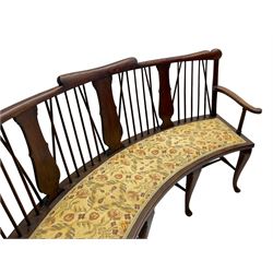 Georgian design curved Windsor settee or settle, shaped cresting rail over triple vase shaped splats and stick back, upholstered seat, on cabriole front supports joined by a series of swell turned stretchers