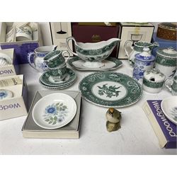Spode Green Camilla pattern ceramics, together with a Wedgwood Etruscan Dance trinket box, Aynsley Mouse Trap figure, Coalport thatched cottage and a collection of other Wedgwood ceramics, some with boxes