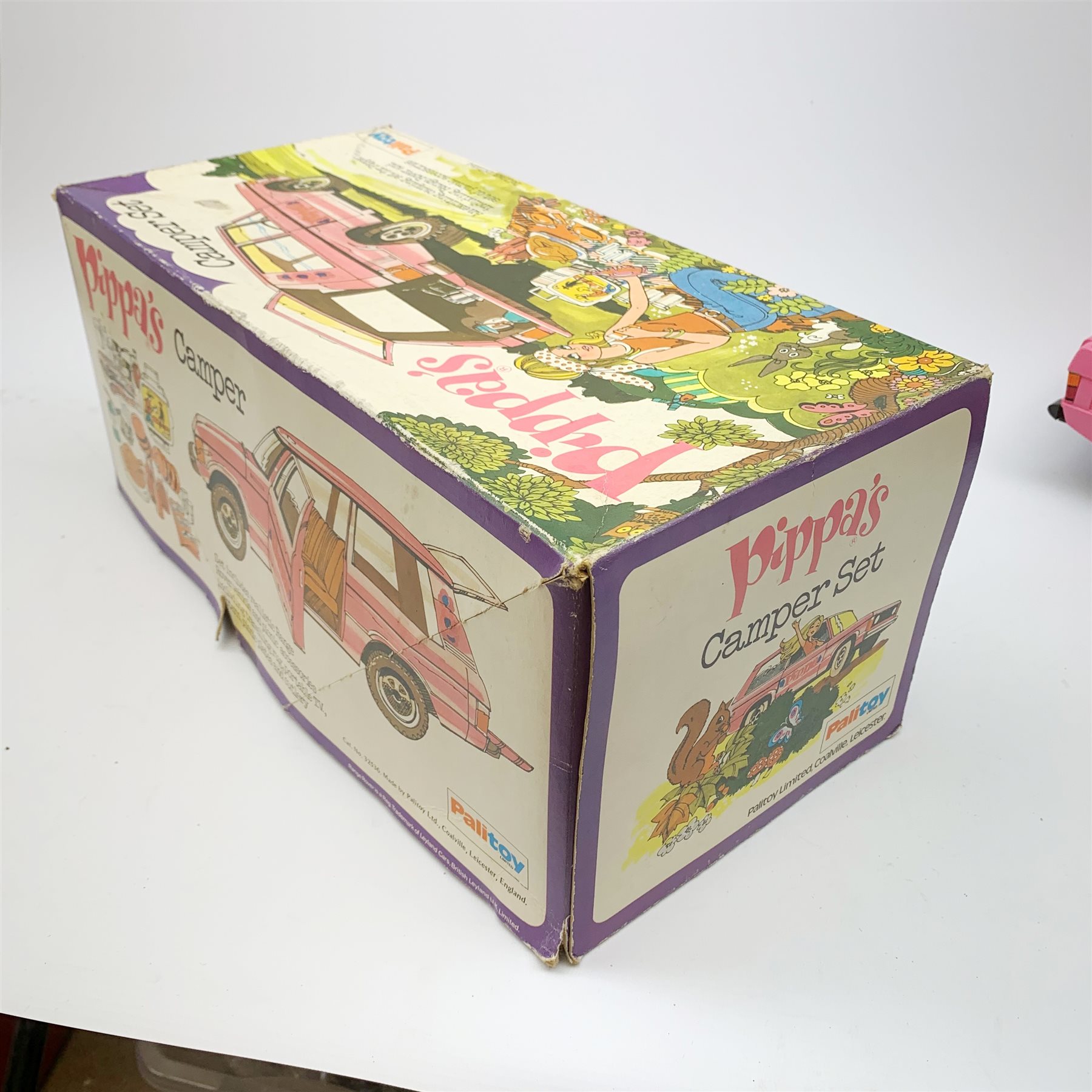 Pippa Range Rover Camper with picnic accessories, boxed