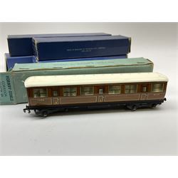 Hornby Dublo - two D1 LNER Corridor Coaches comprising First/Third, in pale blue box and Third in medium blue box; two D11 BR/ER Corridor Coaches First/Third and Brake/Third, in medium and dark blue boxes; and D12 BR/LMR First/Third Corridor Coach in dark blue box (5)