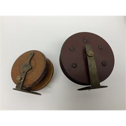 Six early 20th century fishing reels, to include wooden and brass examples, together with a leather powder flask, 1913 Christmas tin, Morgan dollar, Queen Victoria double florin and a collection of other coins, etc 