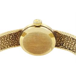 Omega ladies 9ct gold manual wind wristwatch, on integral 9ct gold bracelet, London 1978
