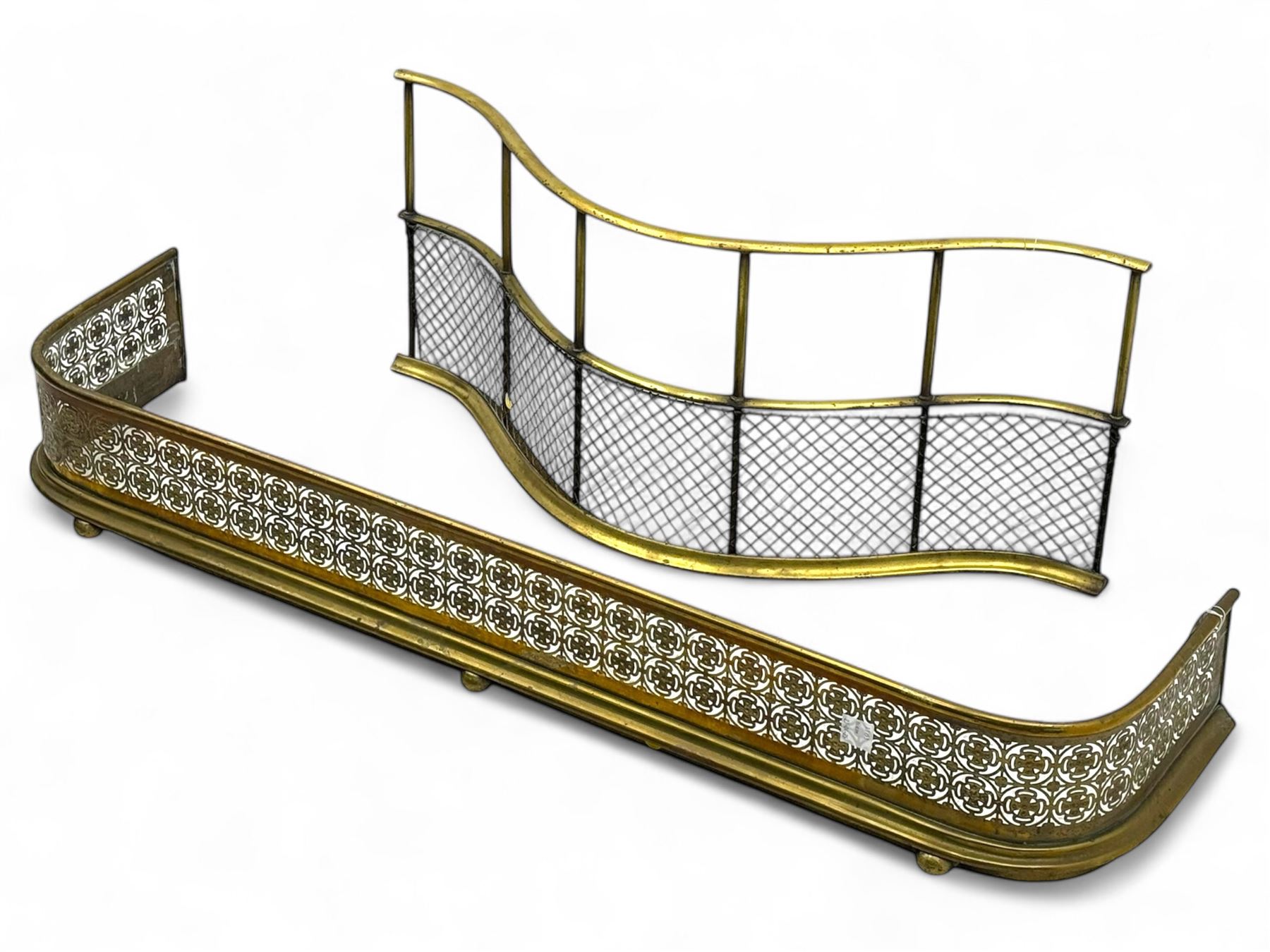 Two Victorian brass fenders, with lattice design, 123x31x18cm, the other of serpentine form with wire grille, 87x38cm, (2)
