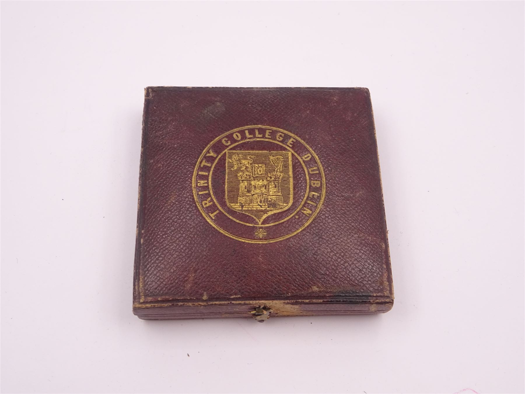 Victorian Trinity College Dublin silver medal, depicting bust of Elizabeth I, with arms of the college verso, awarded to Johannes Jacobus Browne S 1859,  Politica Et Literus Anglicis, in tooled leather fitted case with gilt detailing