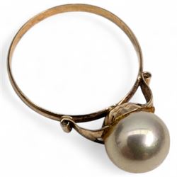 Gold green stone set pendant and brooch, gold pearl and red paste stone brooch and clip, all 9ct and a gold simulated pearl ring 