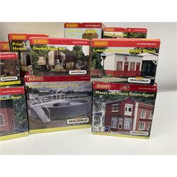 Hornby '00' gauge - nineteen Skaledale trackside buildings/accessories including R8542 Holly Farm Workshop, R9671 GWR Water Column and Crane, R8716 Upper Skaledale Main Building, R8657 Roundabout, R8993 Water Cleansing Tank, R8709 Fuel Oil Tanks, R8741 Purifiers, R9531 Magna Waiting Room etc; all but one boxed (19)