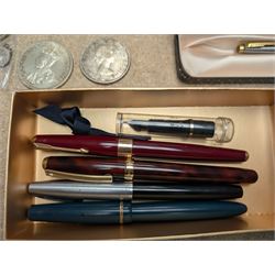 Collection of fountain pens and coins, including Parker 17 fountain pen with 14ct gold nib and George V 1928 crown